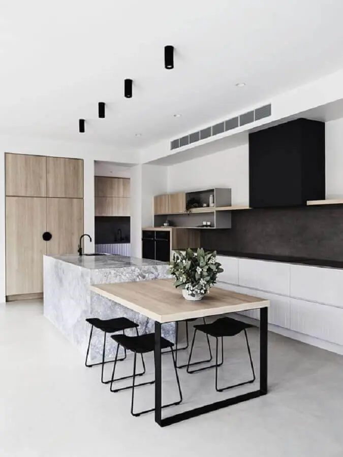 decoração de cozinha moderna com ilha gourmet de mármore com mesa integrada Foto Elle Decor