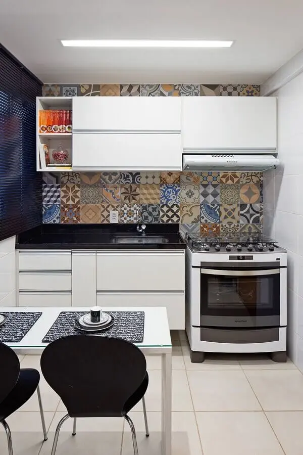 decoração de cozinha pequena com armário aéreo e adesivo para azulejo Foto Pinterest