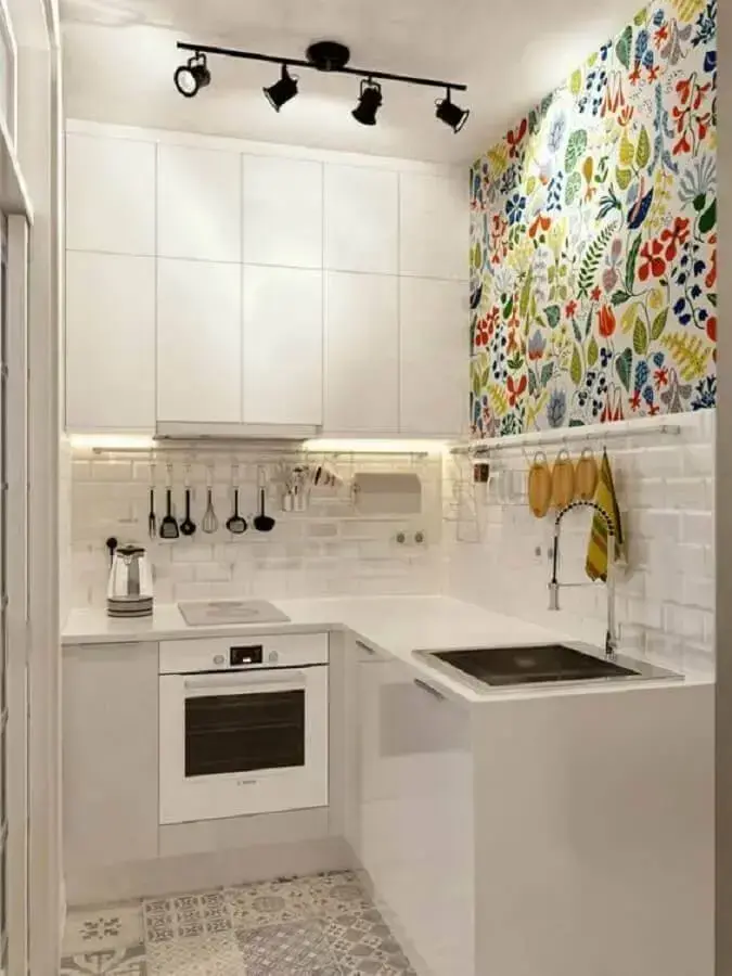 decoração de cozinha pequena com papel de parede e armário aéreo com LED Foto Casa de Valentina