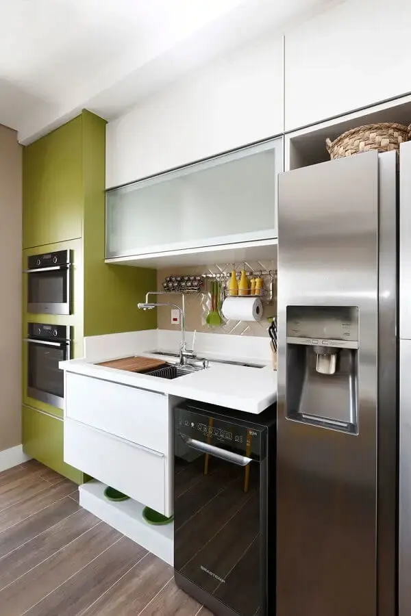 Decoração de cozinha pequena com torre quente planejada na cor verde musgo
