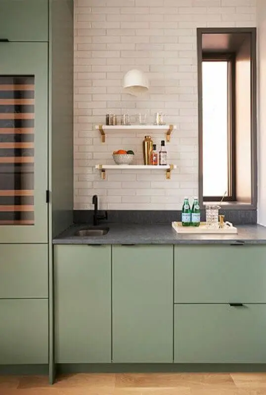 Decoração de cozinha planejada com armário na cor verde musgo