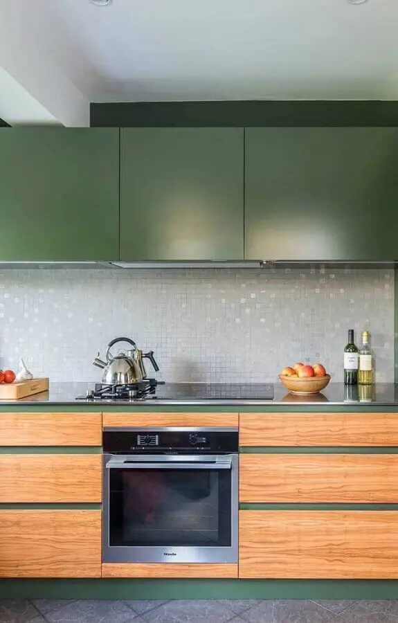 Decoração de cozinha planejada com armário na cor verde musgo com portas de madeira