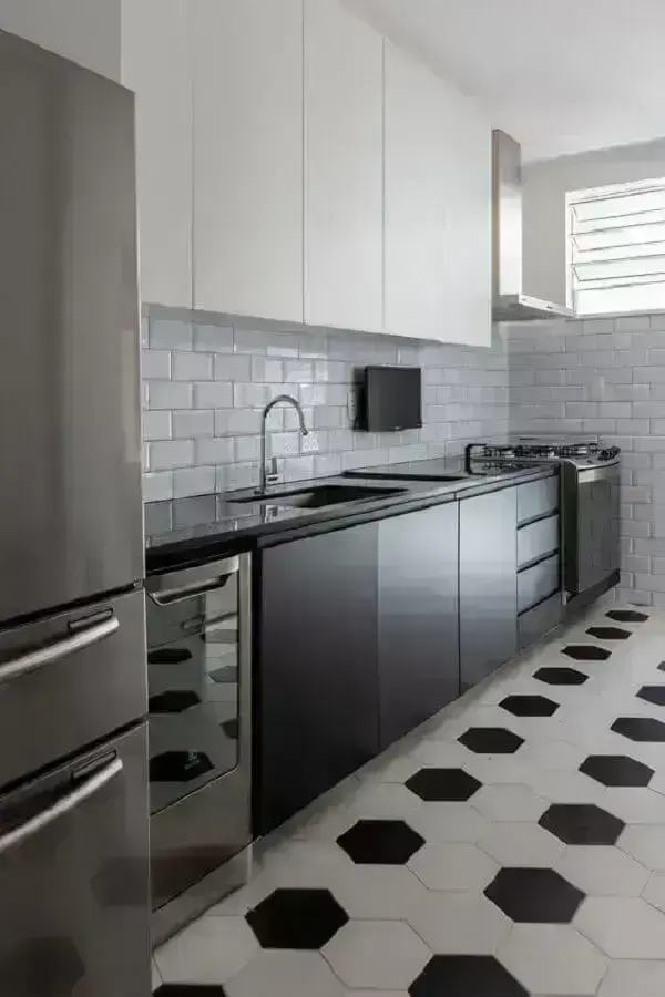 Decoração de cozinha planejada com armários e piso preto e branco