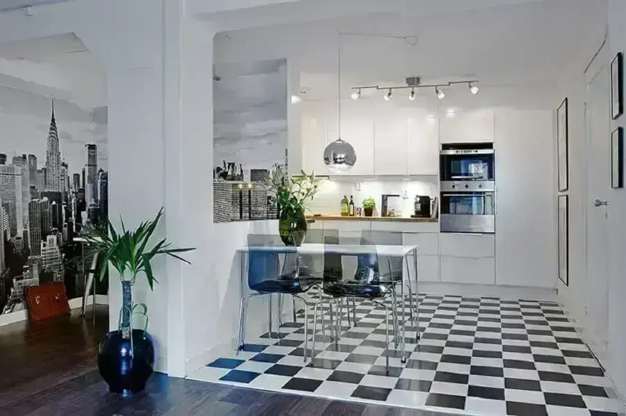 Decoração de cozinha planejada com piso preto e branco xadrez