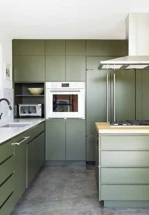 decoração de cozinha planejada moderna com armários na cor verde oliva Foto Casinha Colorida