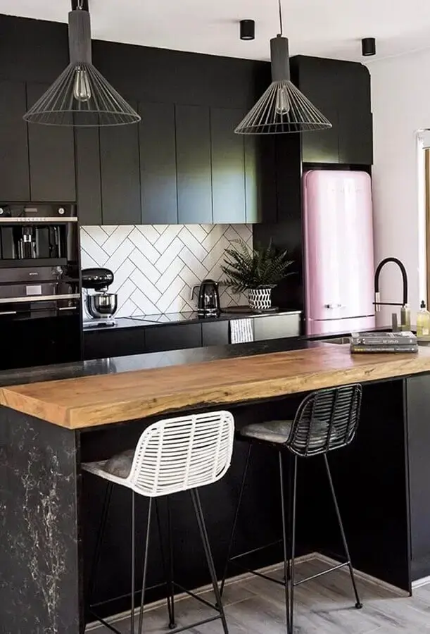 Decoração de cozinha preta com luminária moderna para bancada de madeira