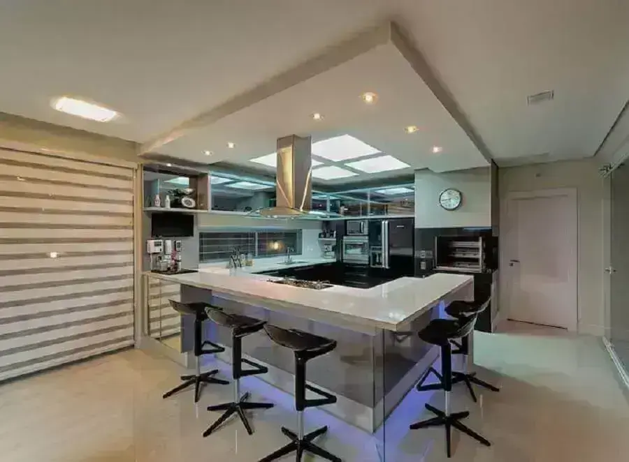 Decoração de cozinha quadrada moderna com banqueta preta