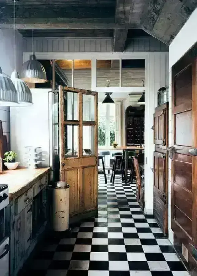 Decoração de cozinha rústica com piso preto e branco