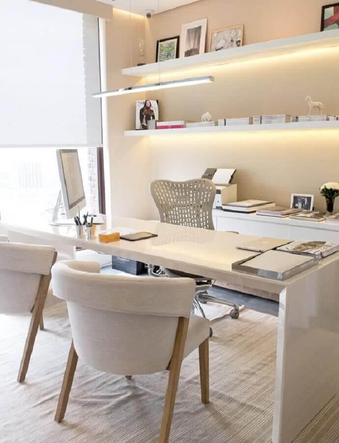 decoração de escritório em cores claras com cadeira acolchoada confortável Foto Jeito de Casa