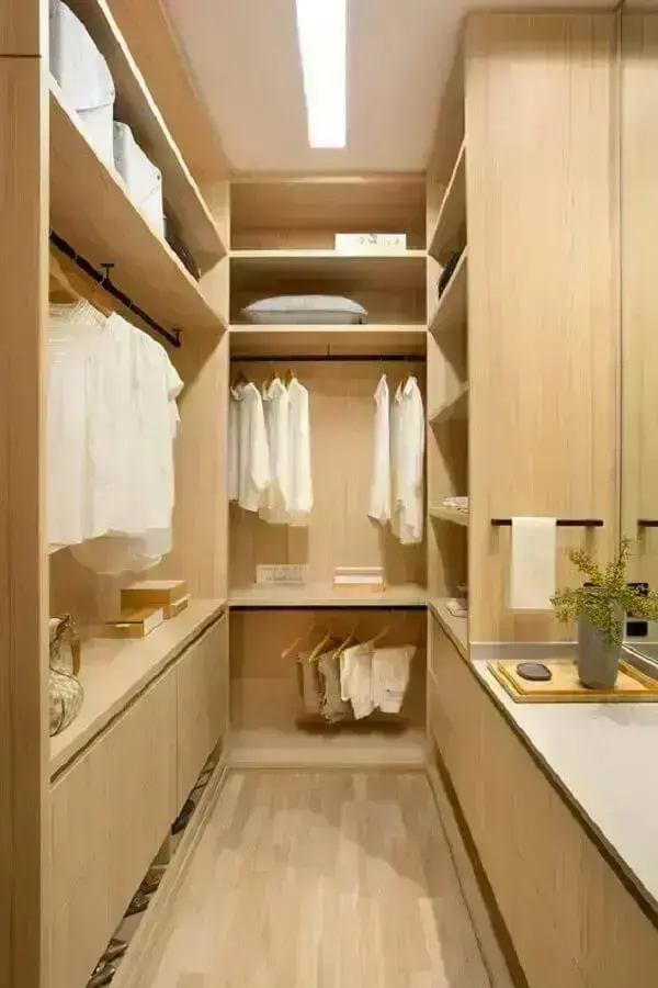 Decoração de guarda roupa closet aberto planejado em madeira clara