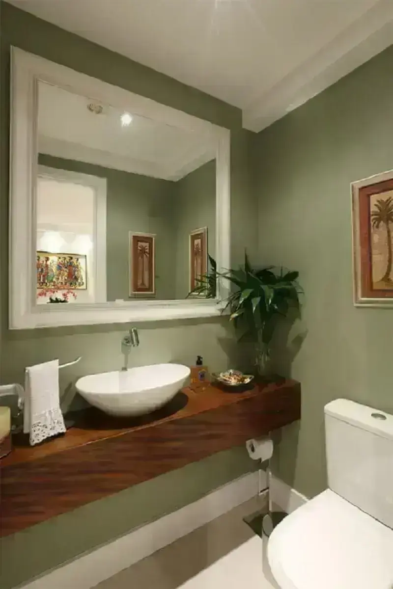 decoração de lavabo com bancada de madeira e parede verde oliva Foto Casa de Valentina
