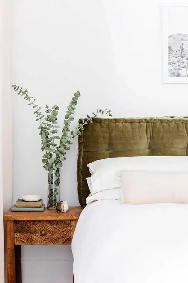 decoração de quarto branco com cabeceira estofada verde oliva Foto The Home Issue