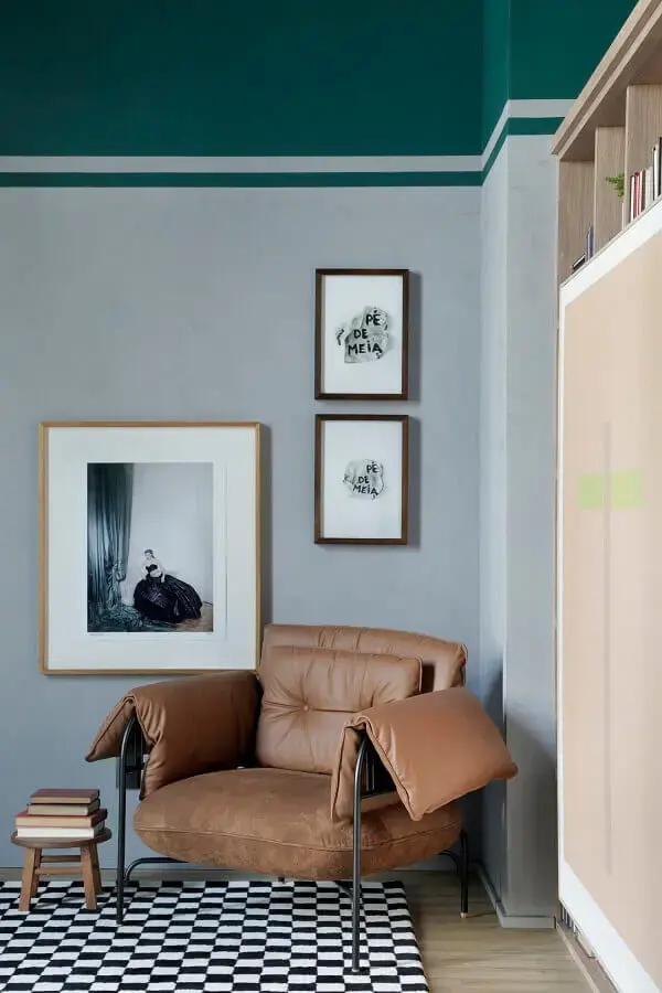 decoração de quarto com poltrona marrom moderna Foto Apartamento 203
