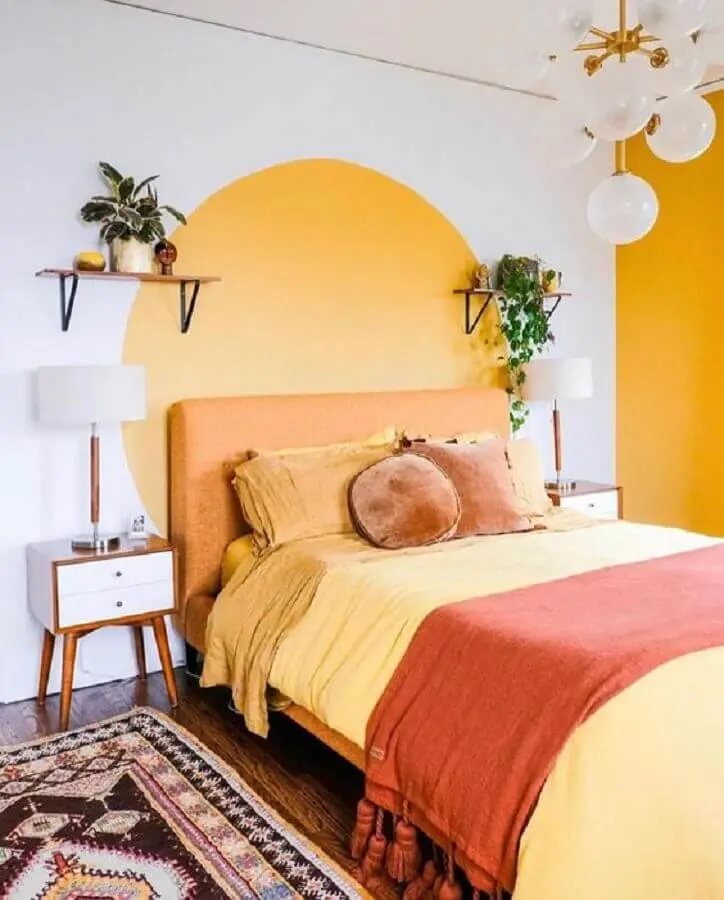 Decoração de quarto de casal simples branco e amarelo com criado mudo retro
