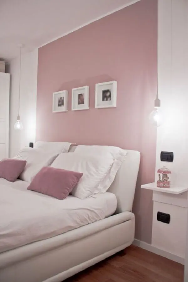 Decoração de quarto de casal simples branco e rosa