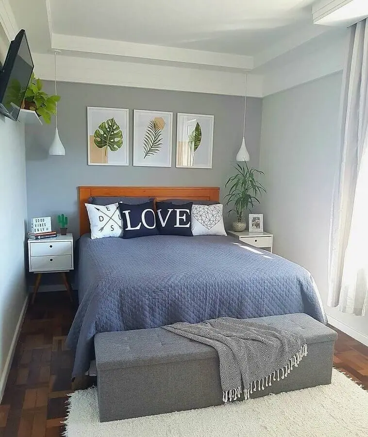 Decoração de quarto de casal simples cinza com cabeceira de madeira