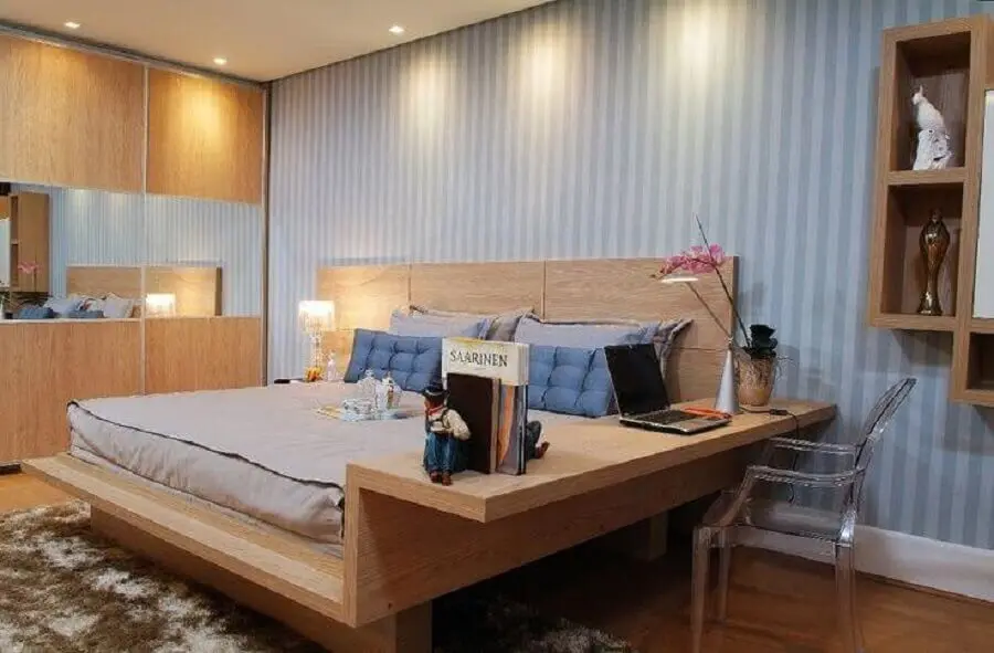 Decoração de quarto de casal simples com cama de madeira planejada com escrivaninha