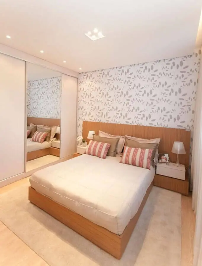 Decoração de quarto de casal simples com papel de parede delicado