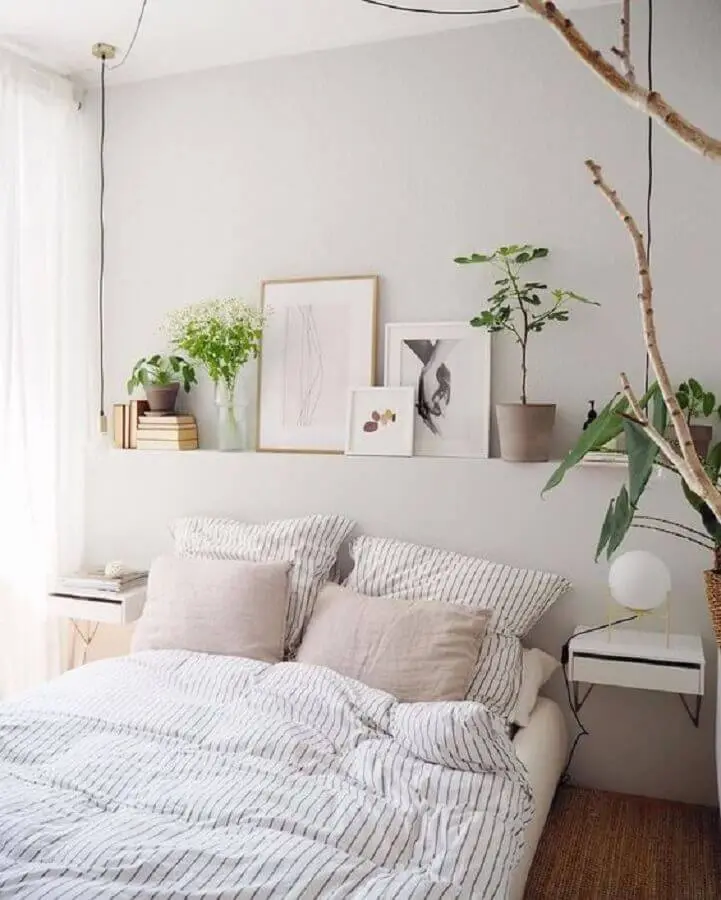 Decoração de quarto de casal simples com vasos de plantas e criado mudo suspenso