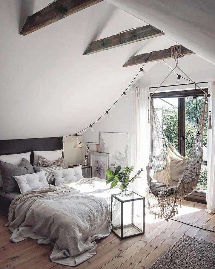 Decoração de quarto de casal simples e bonito com balanço suspenso