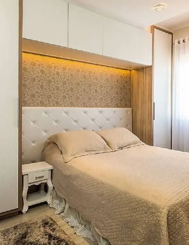 Decoração de quarto em cores neutras com cabeceira de cama branca estofada