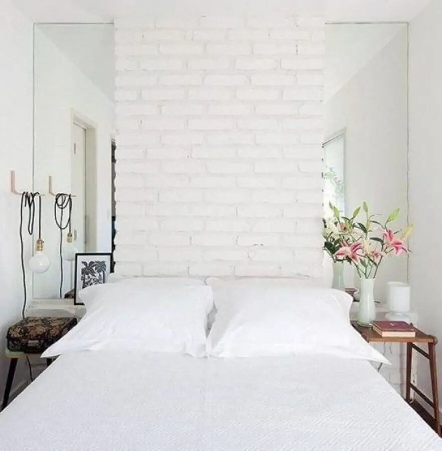 Decoração de quarto feminino pequeno com parede tijolinho branco e detalhe espelhado