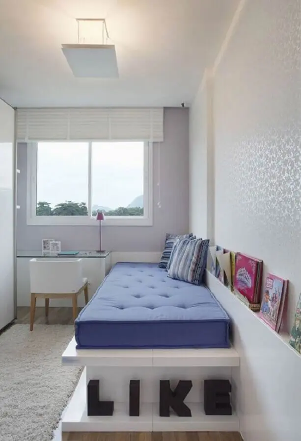 Decoração de quarto feminino pequeno todo branco com escrivaninha de vidro e cama planejada