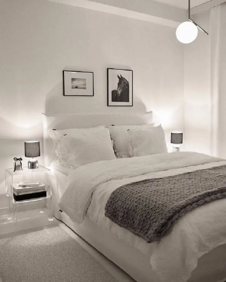 Decoração de quarto minimalista com cabeceira branca estofada e criado mudo de acrílico