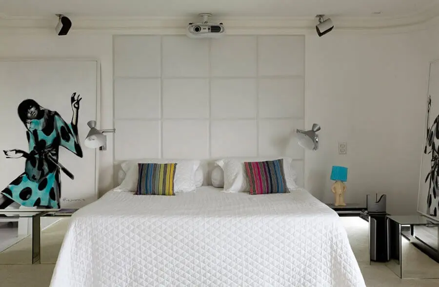 Decoração de quarto simples com almofadas coloridas e cabeceira branca estofada