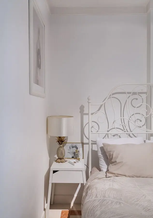Decoração de quarto simples com cabeceira branca de ferro