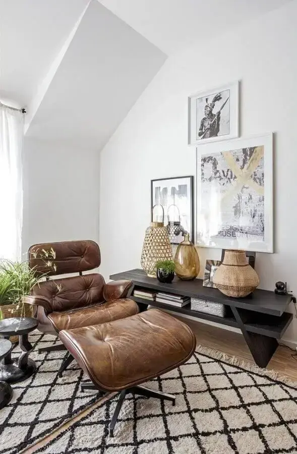 decoração de sala branca com aparador de madeira e poltrona marrom escuro Foto Pinterest