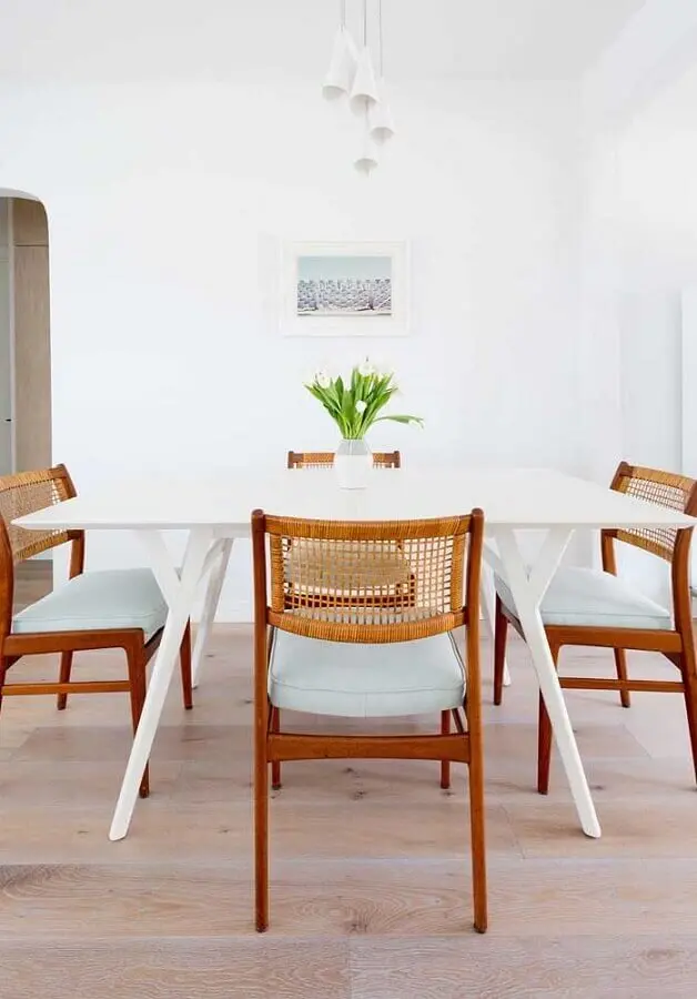 decoração de sala branca com cadeiras de madeira para mesa de jantar Foto Jeito de Casa