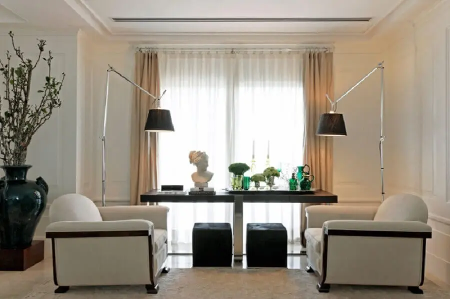 decoração de sala com poltronas brancas e puff preto quadrado Foto Roberto Migotto