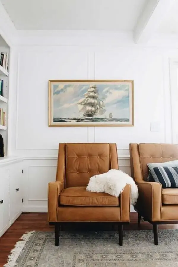 decoração de sala de estar com jogo de poltrona marrom Foto Clark & Co. Homes