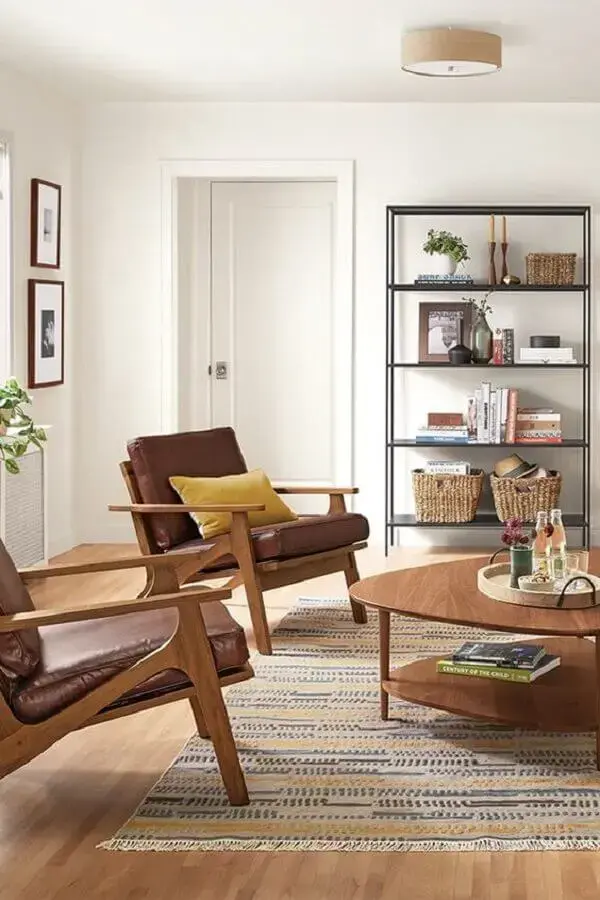 decoração de sala de estar com poltrona marrom de madeira Foto Room & Board