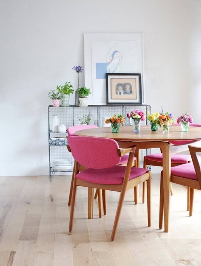 decoração de sala de jantar branca com cadeira acolchoada cor de rosa Foto Antic&Chic