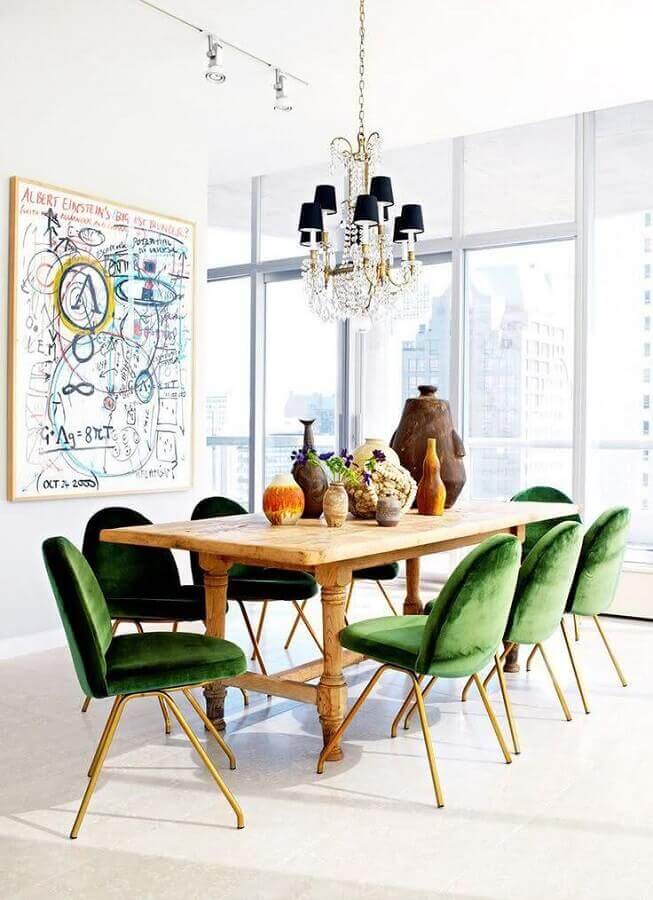 decoração de sala de jantar branca com cadeira acolchoada verde para mesa de madeira rústica Foto Homedit