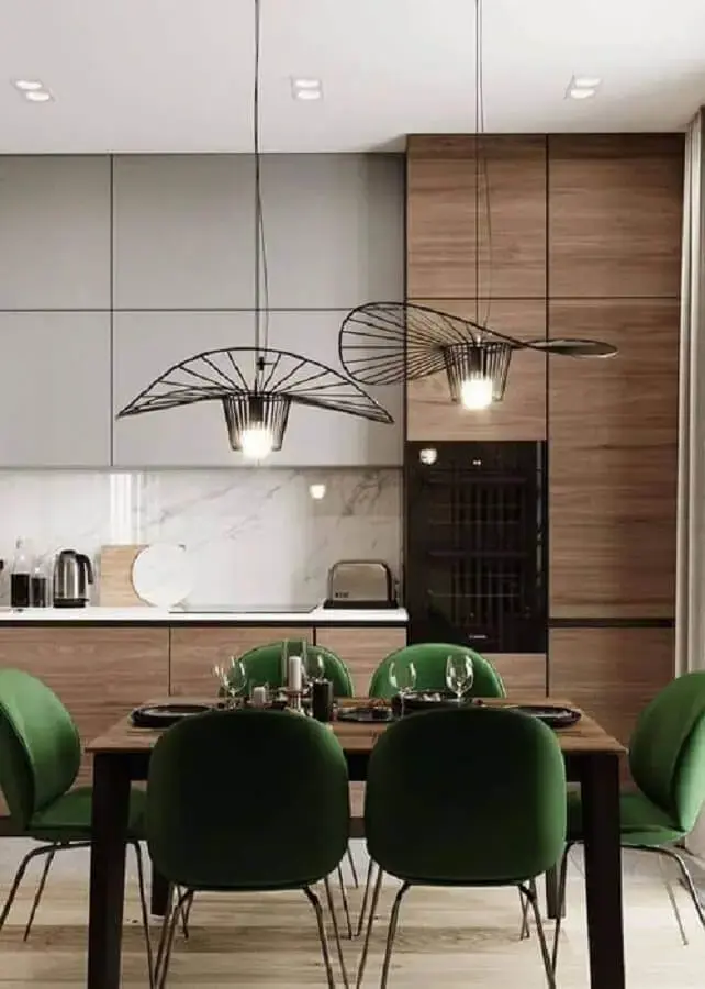 Decoração de sala de jantar com cadeiras verdes e luminária pendente moderna