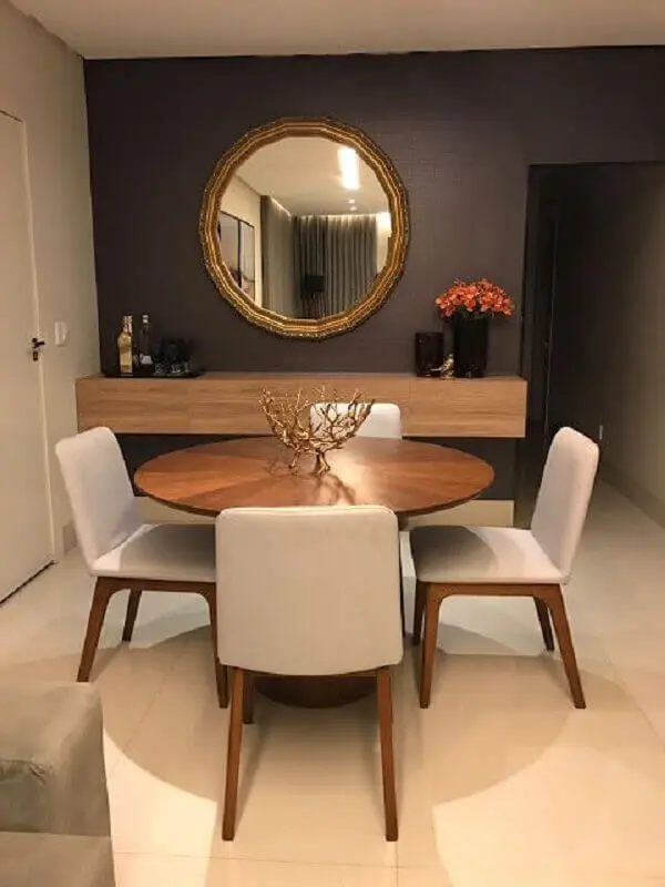 Decoração de sala de jantar com espelho e aparador suspenso de madeira