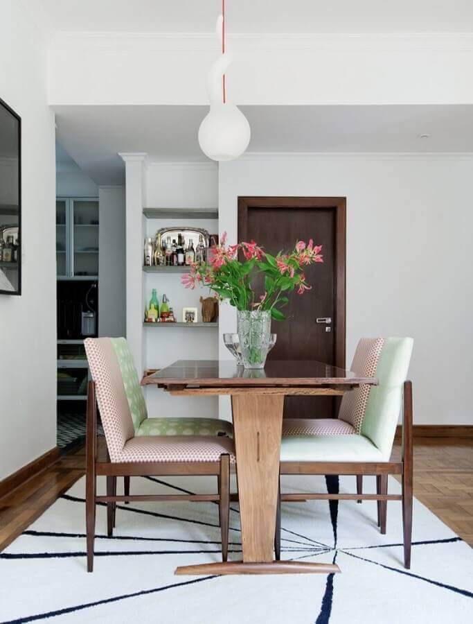 decoração de sala de jantar com mesa de madeira e cadeira acolchoada Foto Dcore Você