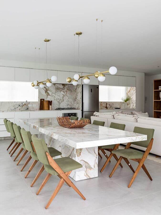 decoração de sala de jantar sofisticada com mesa de mármore e cadeira acolchoada verde musgo Foto Casa de Valentina