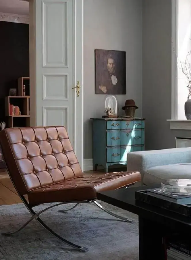 decoração de sala simples com poltrona marrom sem braço Foto Casa de Valentina