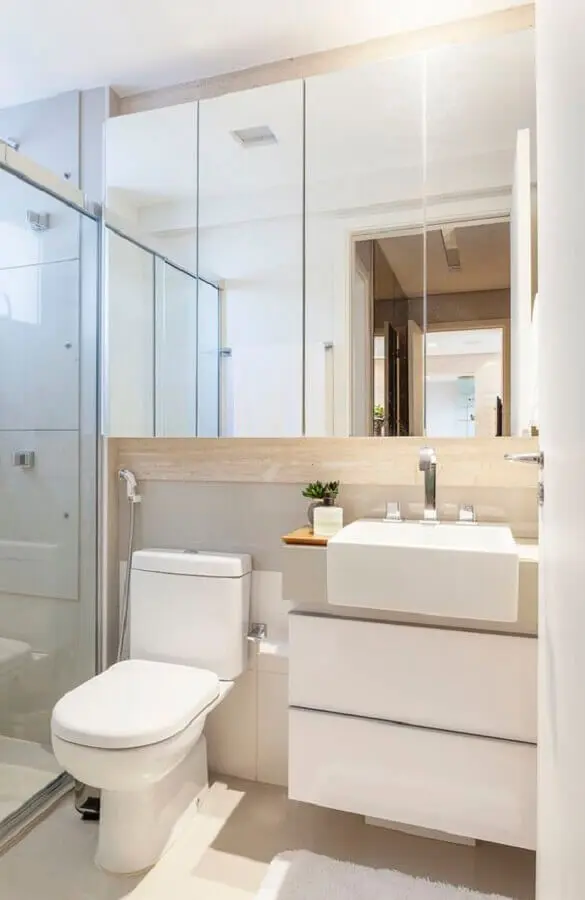 Decoração em cores claras com armário espelheira para banheiro pequeno