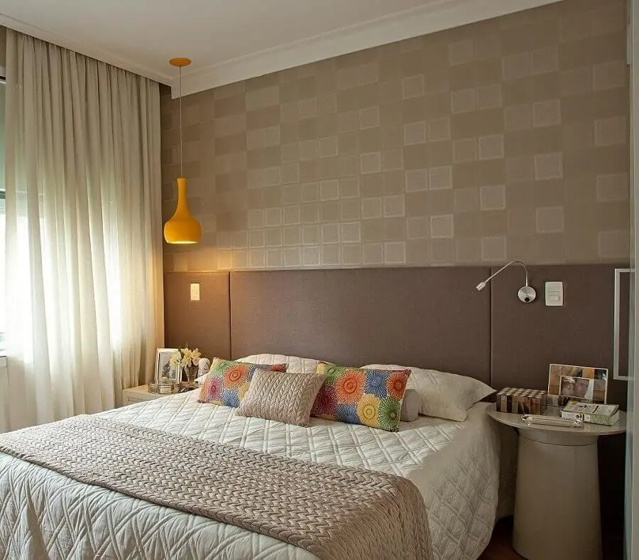 Decoração em cores neutras com almofadas para quarto de casal 