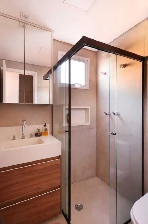 Decoração em cores neutras com armário pequeno de banheiro em madeira