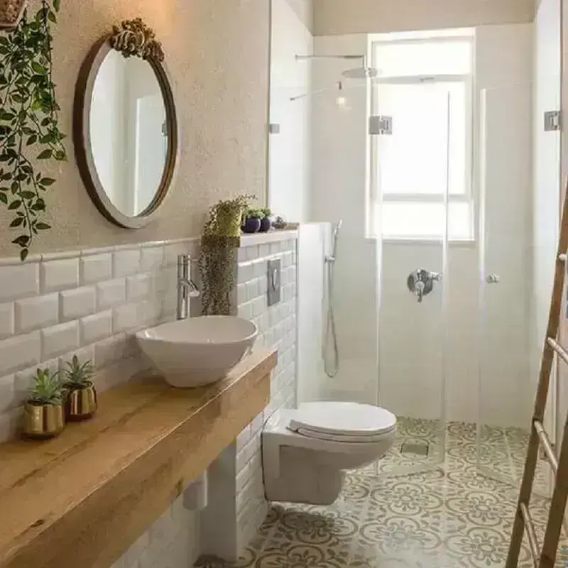 Decoração em cores neutras com azulejo de banheiro pequeno e simples