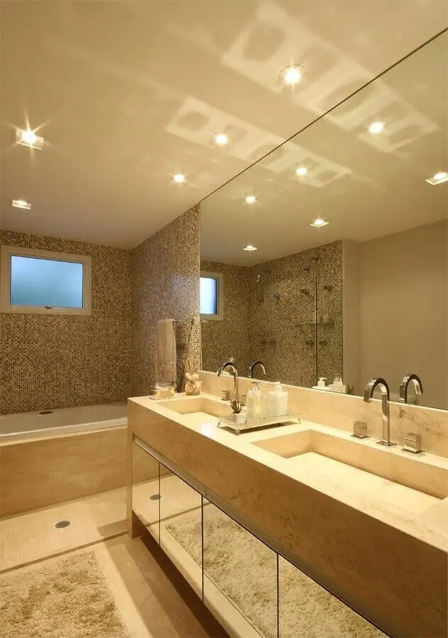 Decoração em cores neutras com bancada de mármore para banheiro sofisticado