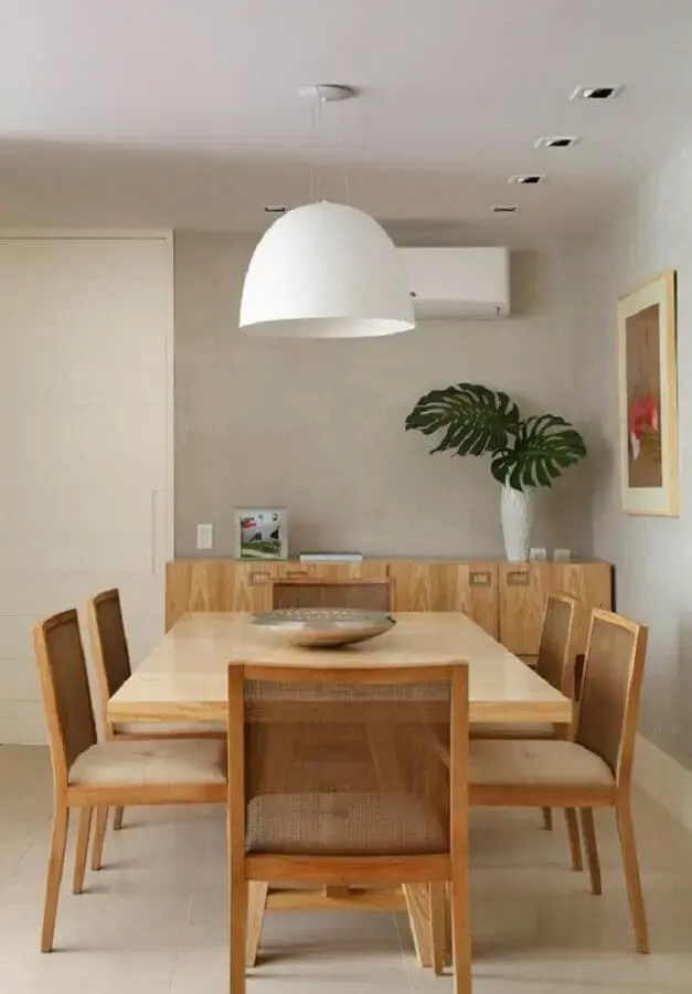 decoração em cores neutras com cadeiras de madeira para mesa de jantar Foto Jeito de Casa