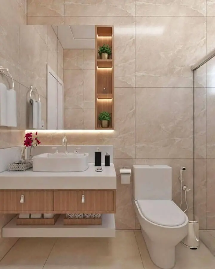 Decoração em cores neutras com espelheira para banheiro planejado