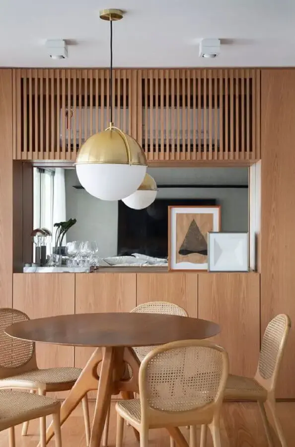 Decoração em cores neutras com luminária para sala de jantar moderna
